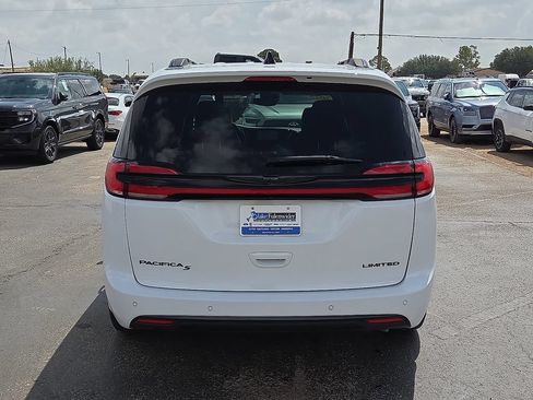 Used 2025 Chrysler Pacifica Limited FWD image 4