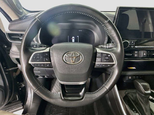 Used 2023 Toyota Highlander Platinum FWD image 11