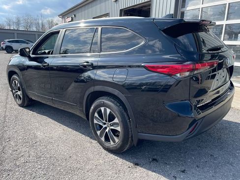 Used 2023 Toyota Highlander XLE AWD/4WD image 5