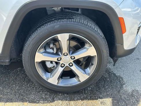 Certified 2023 Jeep Grand Cherokee Limited image 10