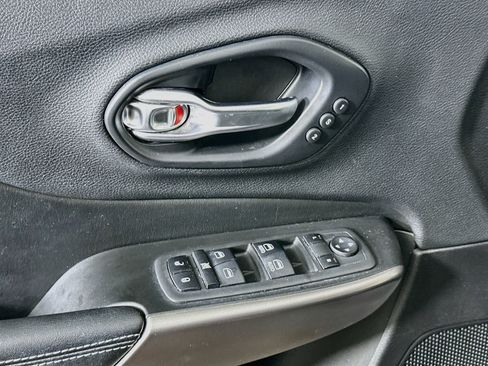 Used 2019 Jeep Cherokee Limited FWD image 15