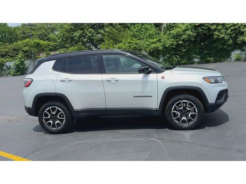 Used 2025 Jeep Compass Trailhawk AWD/4WD image 2
