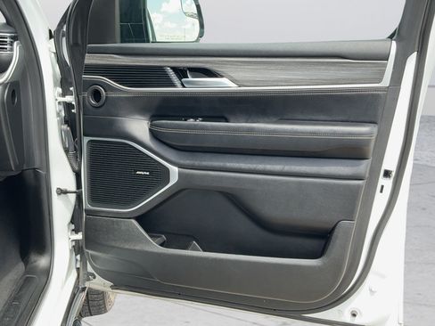 Certified 2024 Jeep Wagoneer Series II w/ Flexible Seating Group RWD image 23