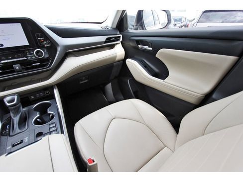 Used 2023 Toyota Highlander XLE FWD image 12