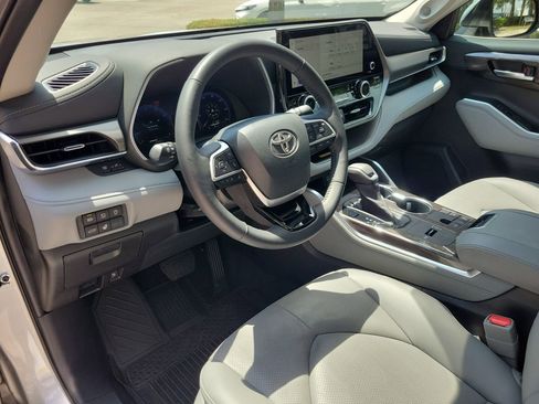 Used 2023 Toyota Highlander Limited FWD image 15