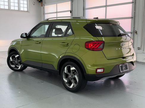 Used 2023 Hyundai Venue SEL FWD image 3