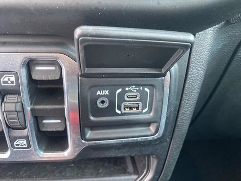 Used 2022 Jeep Gladiator Willys image 9