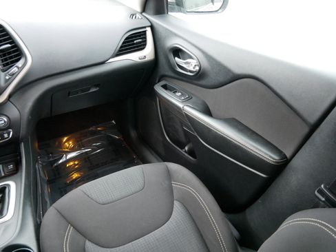 Used 2016 Jeep Cherokee Latitude w/ Cold Weather Group image 11