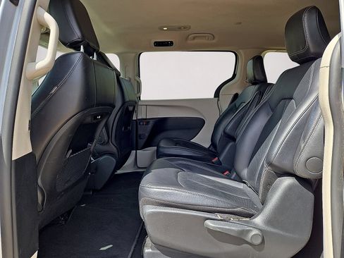 Used 2024 Chrysler Pacifica Limited FWD image 16