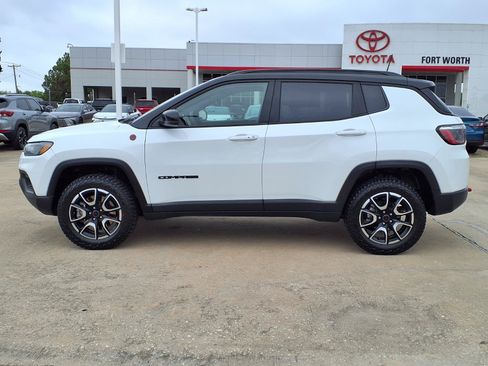 Used 2025 Jeep Compass Trailhawk AWD/4WD image 6