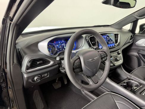 Used 2025 Chrysler Pacifica Limited FWD image 17