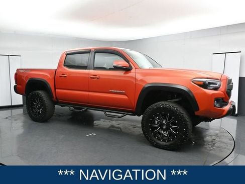 Used 2017 Toyota Tacoma TRD Off-Road w/ Tow Package (A/T) image 3