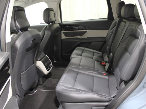Used 2025 Lincoln Nautilus Premier AWD/4WD image 18