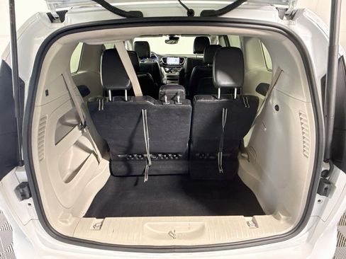 Used 2022 Chrysler Pacifica Touring-L FWD image 35