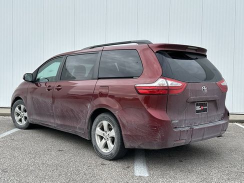 Used 2015 Toyota Sienna LE image 3