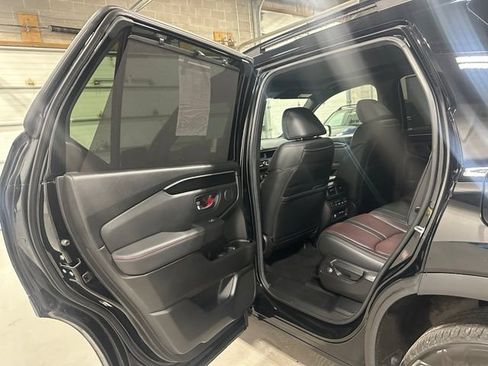 Used 2025 Honda Pilot Black Edition image 13