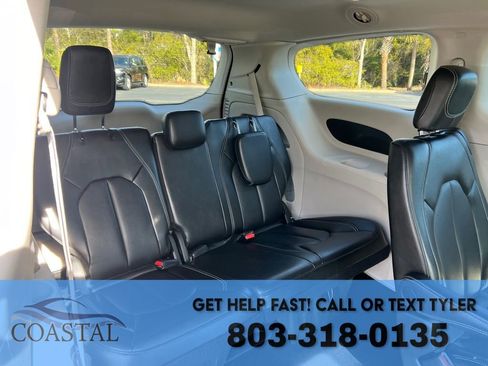 Used 2024 Chrysler Pacifica Touring-L FWD image 19