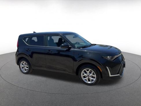 Used 2025 Kia Soul LX w/ LX Technology Package FWD image 2