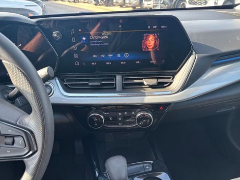 Used 2025 Chevrolet Trax LT image 17