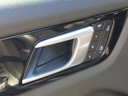 Used 2022 Porsche Cayenne AWD/4WD image 19