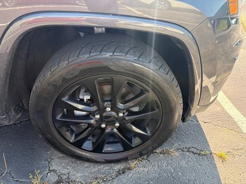 Used 2019 Jeep Grand Cherokee Altitude AWD/4WD image 4