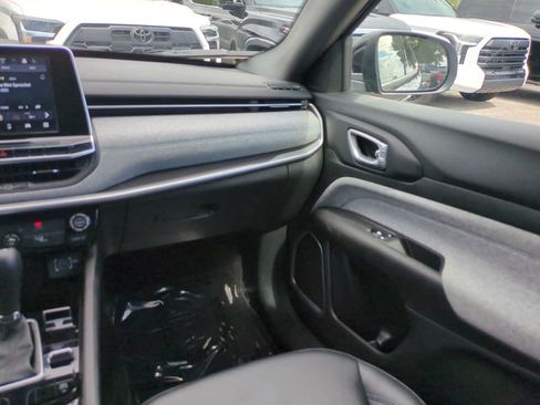Used 2025 Jeep Compass Latitude AWD/4WD image 16
