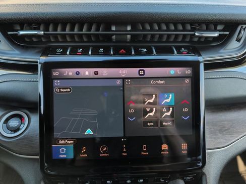 Used 2023 Jeep Grand Cherokee L Limited w/ Luxury Tech Group II AWD/4WD image 19
