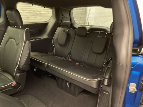 New 2026 Chrysler Pacifica Limited w/ Uconnect Theater Family Group image 20