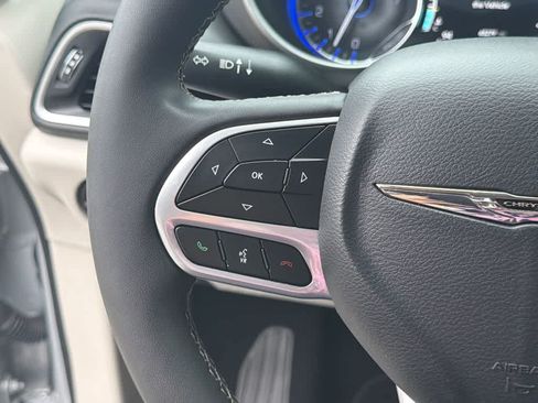 Used 2024 Chrysler Pacifica Touring-L FWD image 23