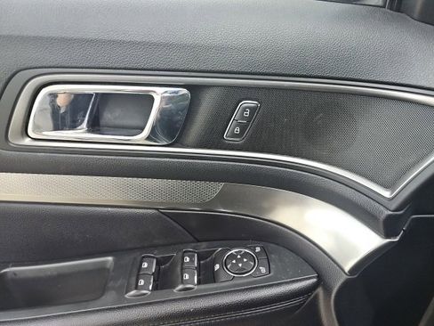 Used 2018 Ford Explorer XLT image 26