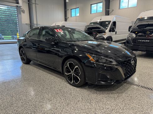 Used 2025 Nissan Altima 2.5 SR AWD/4WD image 3