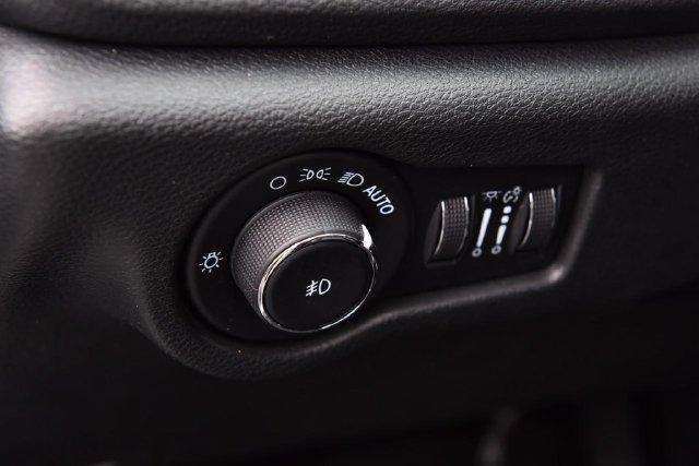 Used 2023 Chrysler Pacifica Touring-L w/ S Appearance Package FWD image 11