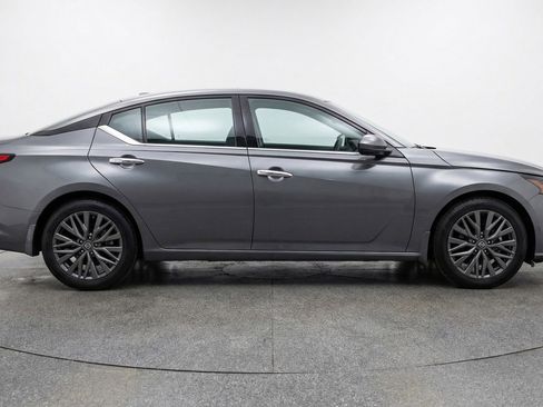 Used 2025 Nissan Altima 2.5 SV FWD image 8