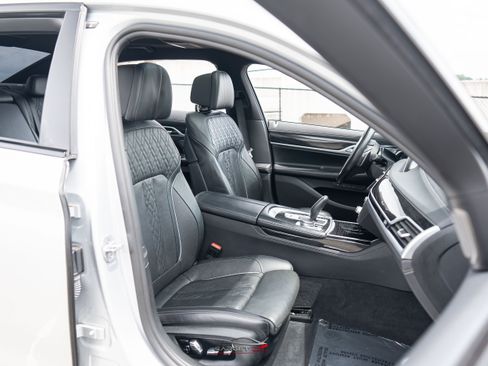 Used 2019 BMW 750i w/ M Sport Package RWD image 17