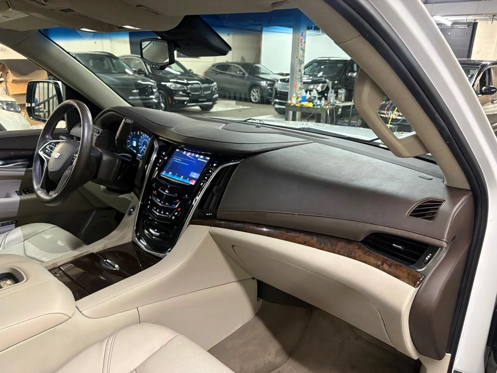 Used 2016 Cadillac Escalade Luxury AWD/4WD image 22