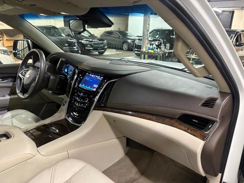 Used 2016 Cadillac Escalade Luxury AWD/4WD image 22