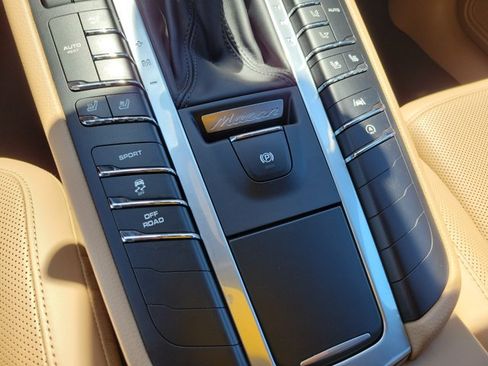 Certified 2020 Porsche Macan AWD/4WD image 34