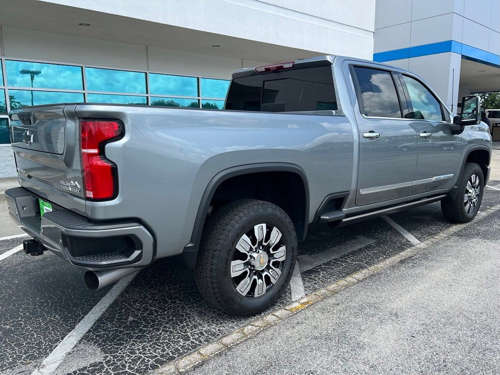 Used 2024 Chevrolet Silverado 2500 High Country w/ High Country Premium Package AWD/4WD image 4