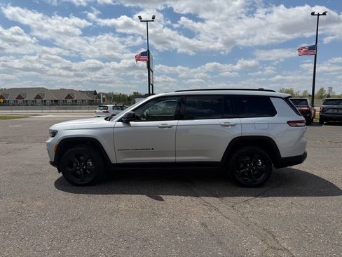 Used 2024 Jeep Grand Cherokee L Limited w/ Luxury Tech Group II AWD/4WD image 9
