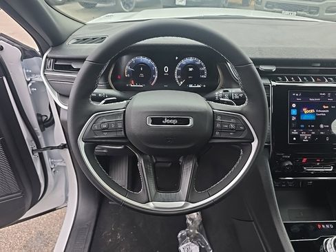 New 2025 Jeep Grand Cherokee Altitude image 23