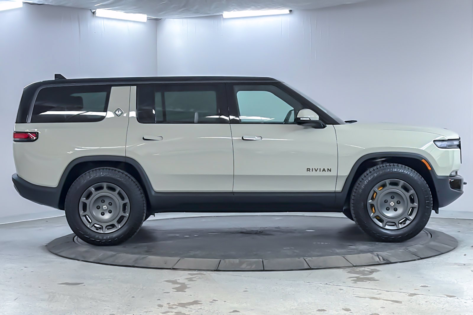 Used 2025 Rivian R1S Adventure Tri AWD/4WD image 8