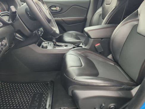 Used 2019 Jeep Cherokee Trailhawk w/ Cold Weather Group AWD/4WD image 16