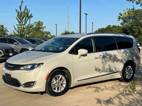 Used 2020 Chrysler Pacifica Touring-L FWD image 5