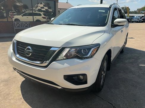 Used 2019 Nissan Pathfinder SV image 1