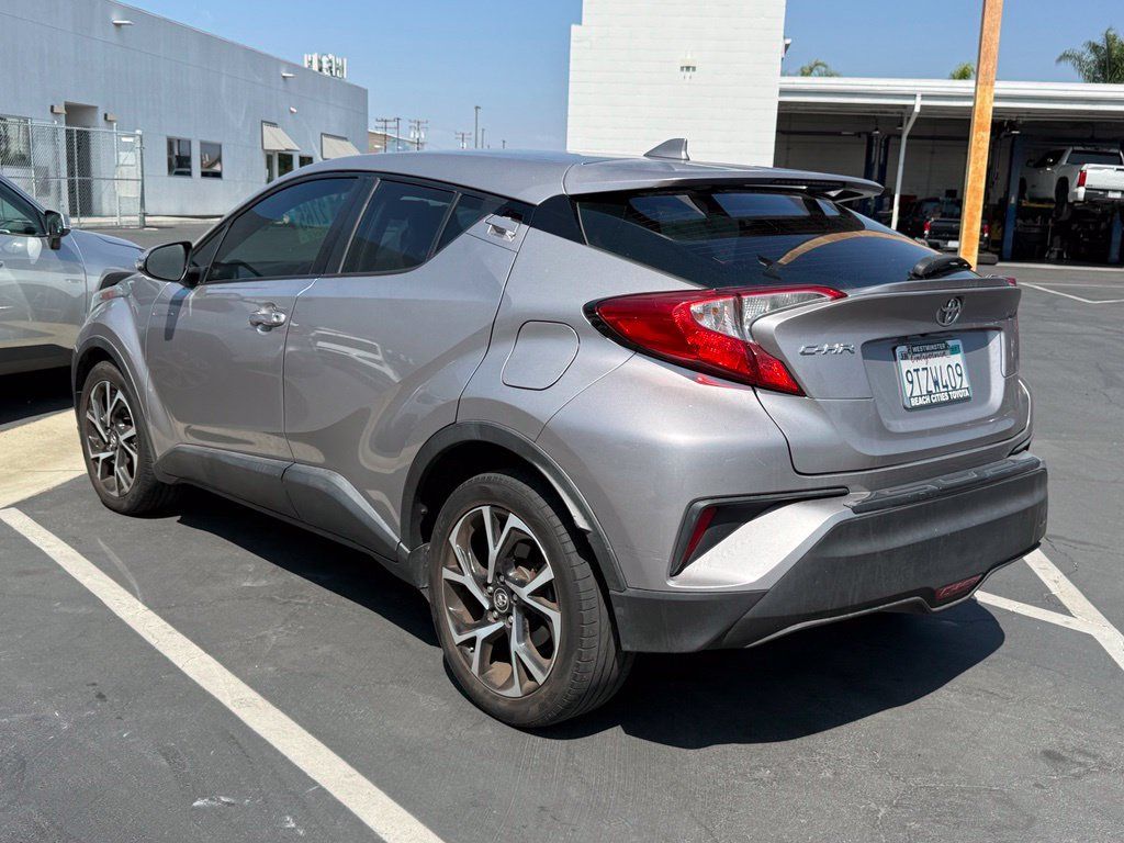 Used 2018 Toyota C-HR XLE FWD image 3
