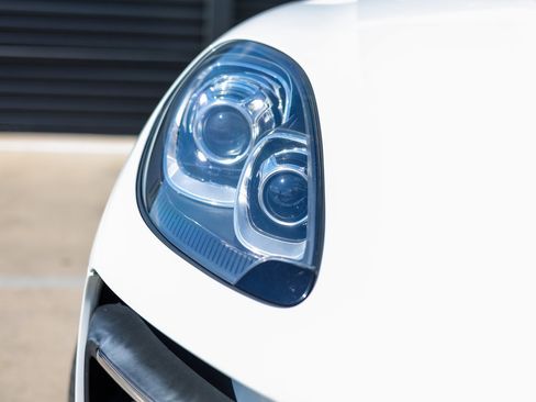 Certified 2018 Porsche Macan Turbo image 13