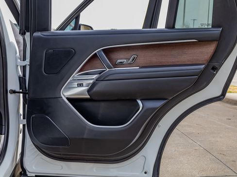 Used 2023 Land Rover Range Rover Long Wheelbase SE image 38