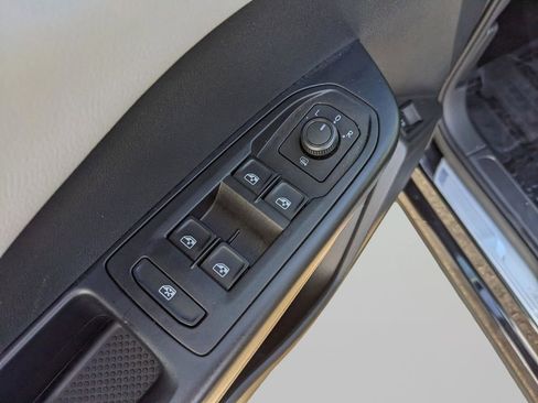 Used 2023 Volkswagen Taos SE w/ Panoramic Sunroof Package image 16