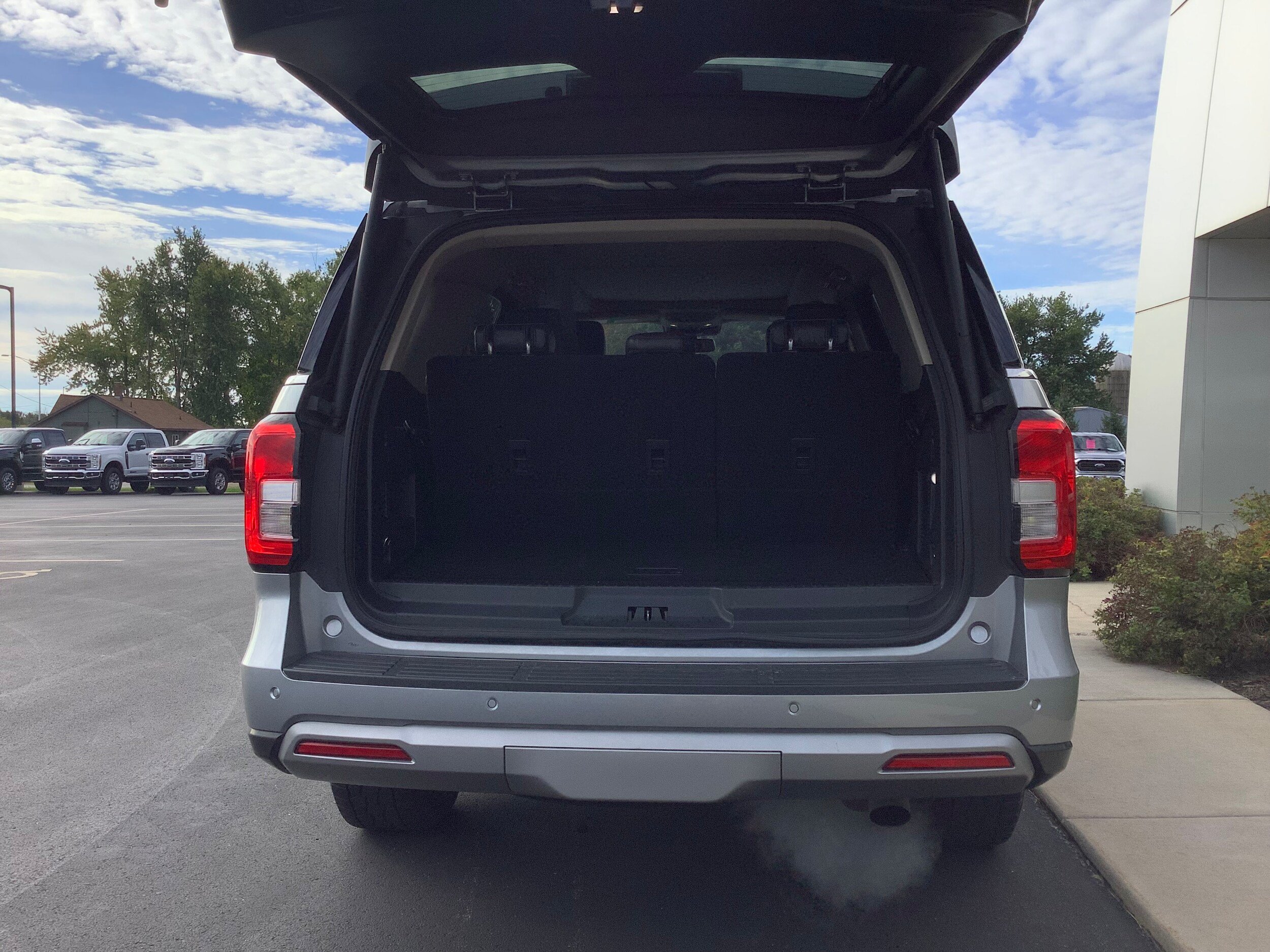 Used 2024 Ford Expedition XLT AWD/4WD image 6