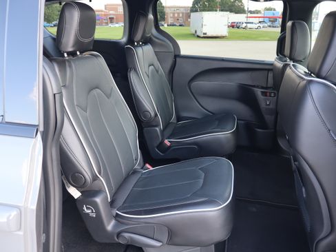 Used 2025 Chrysler Pacifica Limited FWD image 13